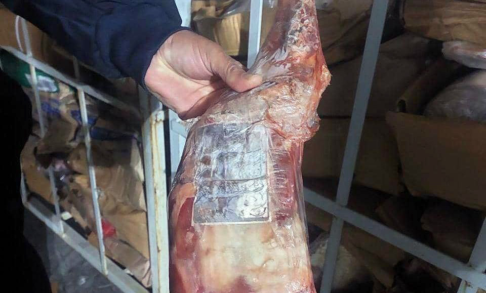 جلوگیری از ترخیص ۱۰۰ تن گوشت وارداتی در گیلان/ تکذیب خبر ورود گوشت منجمد تاریخ مصرف گذشته