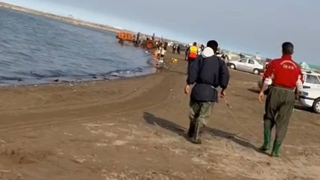 نجات معجزه‌ آسای 3 کودک از چنگ تورهای ماهیگیری در سواحل رشت
